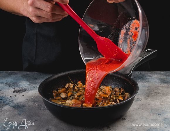 Добавьте томатный соус, тушите 4 минуты. Ароматные мидии готовы!<br />
 