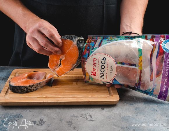 Стейки лосося ТМ «Магуро» разморозьте, промойте и обсушите.
