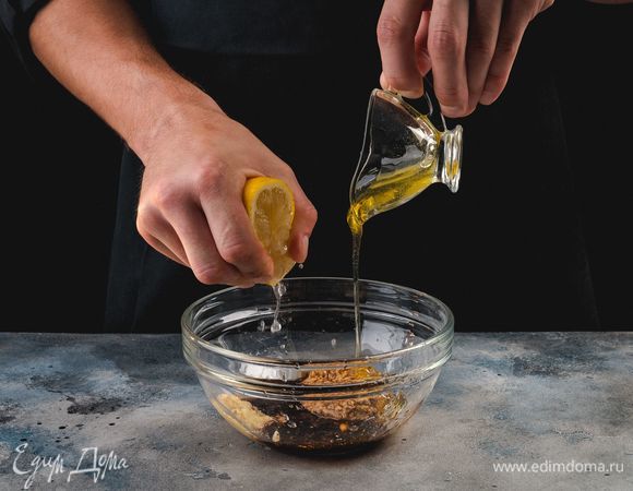 Приготовьте маринад. Для этого смешайте жидкий мед, тертый имбирь, соевый соус, горчицу и лимонный сок.<br />
 