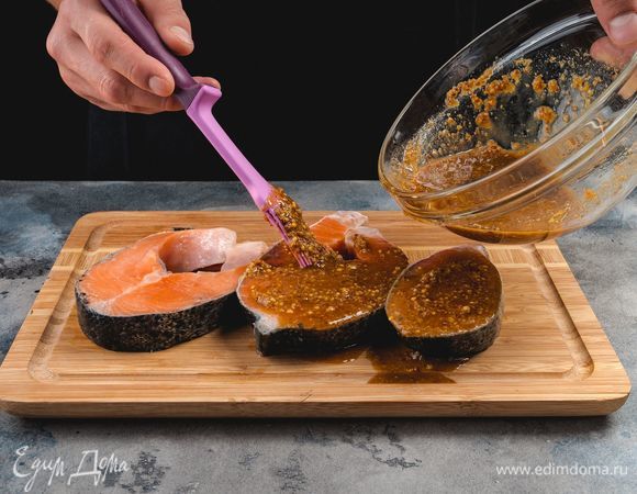 Смажьте стейки маринадом и поставьте в холодильник на 30 минут.<br />
 