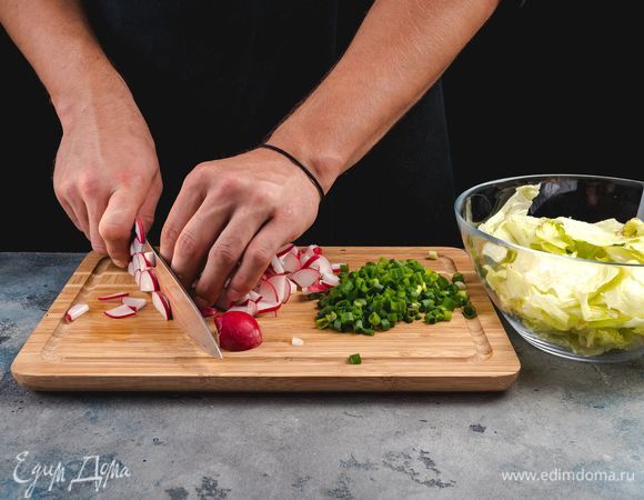 Салат айсберг порвите руками, нарежьте редис и зеленый лук.<br />
 