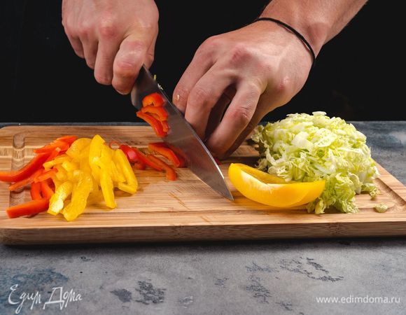 Пекинскую капусту и болгарский перец нарежьте тонкой соломкой.<br />
 
