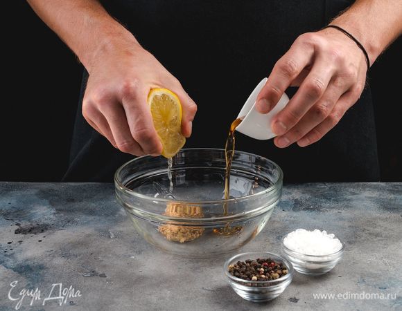 Приготовьте заправку. Для этого смешайте кунжутное масло, лимонный сок, горчицу, соль и перец.<br />
 