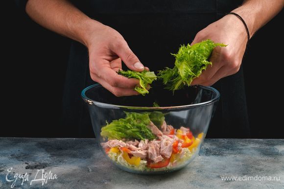 Салат фриллис порвите руками и добавьте в салатник.