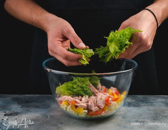 Салат фриллис порвите руками и добавьте в салатник.<br />
 