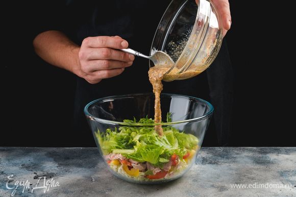 Полейте салат ароматной заправкой и подавайте к столу.