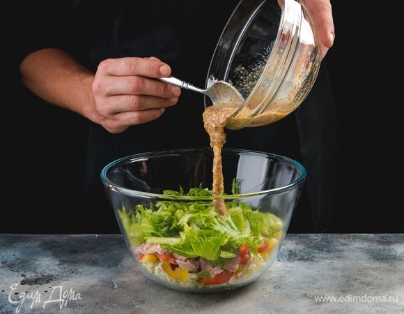 Полейте салат ароматной заправкой и подавайте к столу.<br />
 