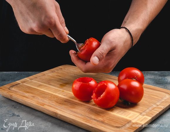 Крепкие спелые помидоры промойте, удалите плодоножку и внутреннюю часть мякоти.<br />
 