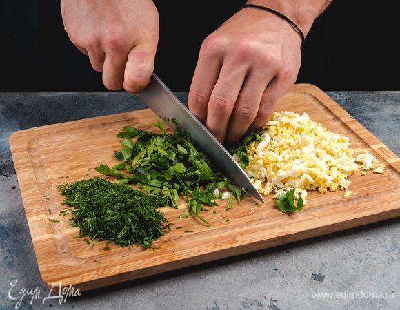 Яйца отварите вкрутую. Порубите мелко зелень и яйца.<br />
 