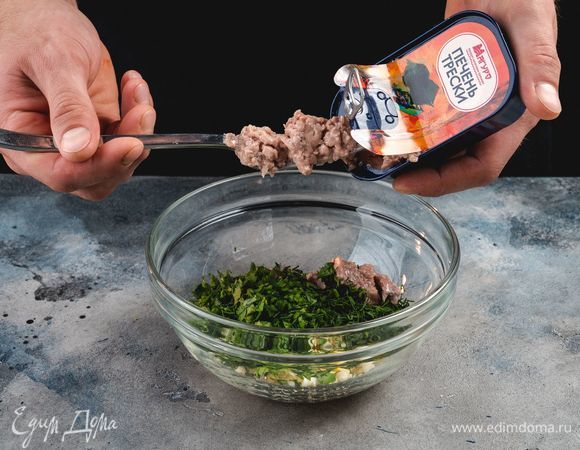 С печени трески ТМ «Магуро» слейте жидкость, разомните печень вилкой и соедините с яйцами и зеленью.<br />
 