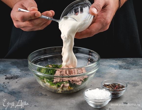 Добавьте соль и перец по вкусу, сметану. Все хорошо перемешайте.<br />
 