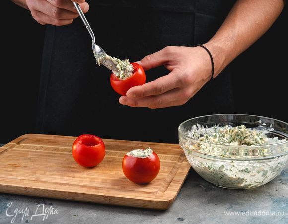 Нафаршируйте помидоры полученной начинкой и подавайте к столу.<br />
 