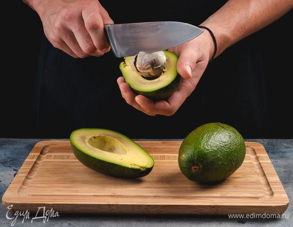 Вымойте авокадо, разрежьте пополам, достаньте косточки.<br />
 