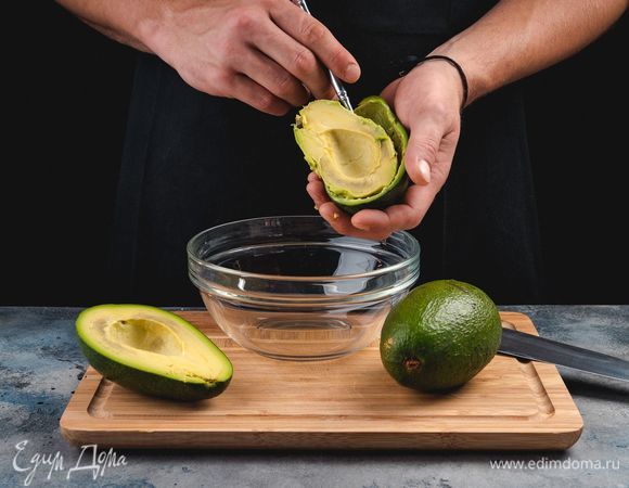 Аккуратно вырежьте мякоть, оставляя кожу цельной.<br />
 