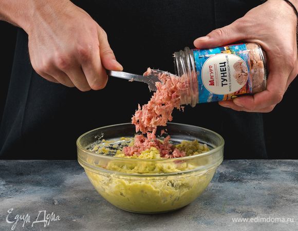 С консервированного тунца ТМ «Магуро» слейте масло, разомните тунца вилкой и добавьте к авокадо.<br />
 