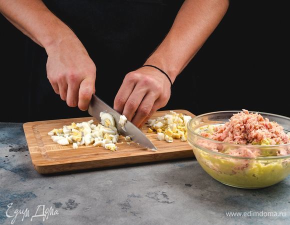 Яйца отварите вкрутую, нарежьте мелким кубиком. Соедините с остальными ингредиентами.<br />
 