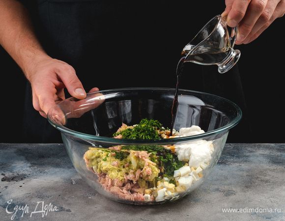 Добавьте к полученным ингредиентам измельченную зелень, соевый соус по вкусу и греческий йогурт. Все хорошо перемешайте.<br />
 