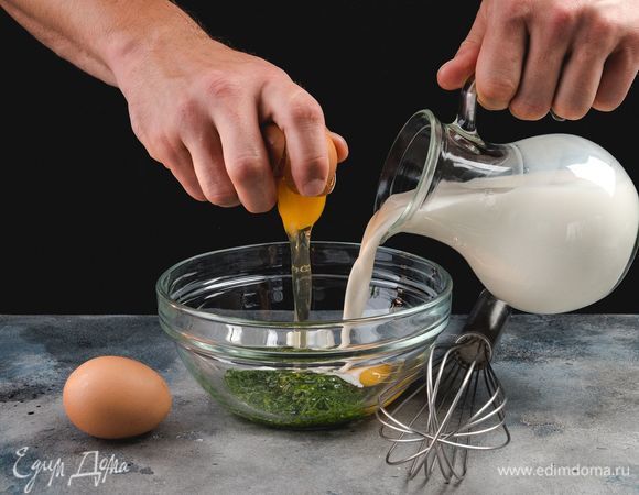 Укроп промойте, отделите ветки (они не понадобятся), измельчите листья. Разбейте в миску яйца, добавьте молоко, измельченный укроп и соль. Взбейте до однородного состояния.<br />
 