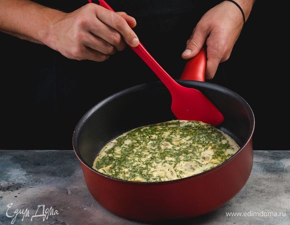 Антипригарную сковороду смажьте тонким слоем оливкового масла, приготовьте несколько омлетов.<br />
 