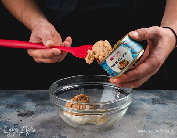 Для мусса соедините паштет из лосося ТМ «Магуро» и творожный сыр. Перемешайте лопаткой до состояния однородной массы.<br />
 