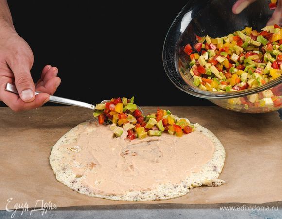 Оба омлета смажьте муссом. Распределите сверху начинку. Скатайте оба омлета в рулет. Нарежьте на роллы шириной 2–3 см.<br />
 