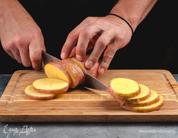 Картофель нарежьте кружочками толщиной 0,5 см.<br />
 