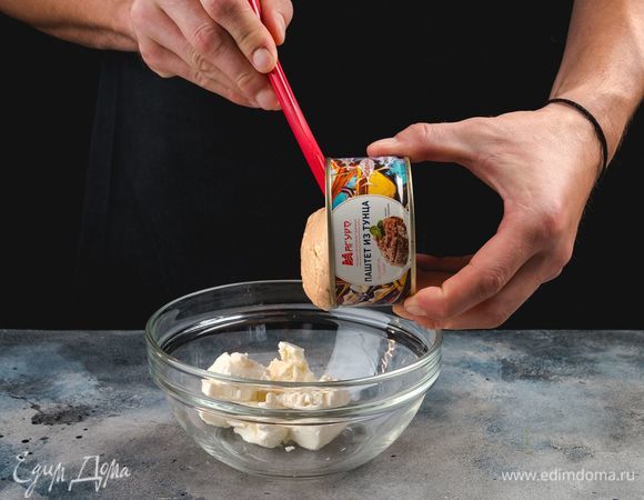 Тем временем приготовьте нежный топинг. Для этого хорошо перемешайте паштет из тунца ТМ «Магуро» и творожный сыр до однородной массы. Добавьте лимонный сок по вкусу.<br />
 