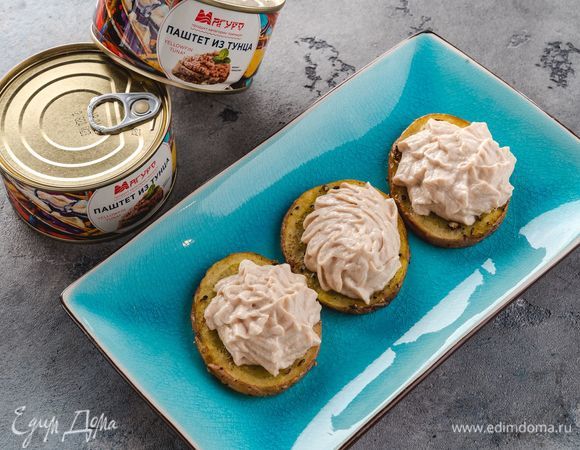 Достаньте запеченный картофель, немного остудите. На каждый кружочек выложите немного топинга, украсьте зеленью. Полезная закуска готова!<br />
 