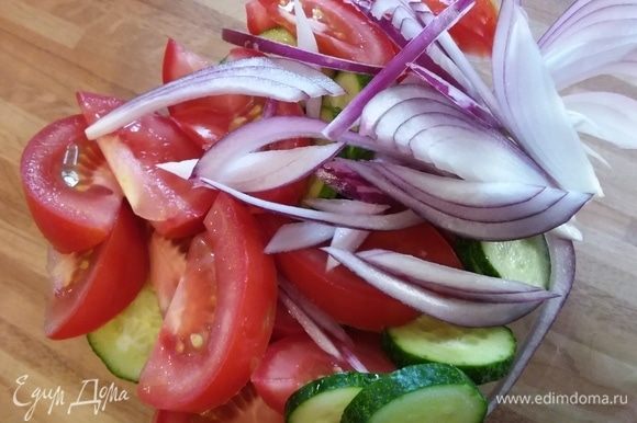 Нарезать овощи. Сложить их в салатник.