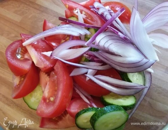 Нарезать овощи. Сложить их в салатник.