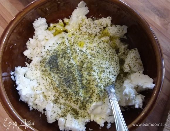 Сделать заправку из вышеуказанных ингредиентов: растереть фету с йогуртом, добавить по вкусу соль, перец, уксус и оливковое масло. Растереть в кашицу. По желанию, вы можете добавить больше или меньше йогурта, так вы получите ту консистенции заправки, какая вам понравится. У меня соль с черемшой. Если захотеть, можно добиться однородной консистенции заправки, пробив ее блендером. У меня осталась лишняя заправка, и на следующий день я использовала ее в качестве «намазки» на хлеб, вкуснятина!