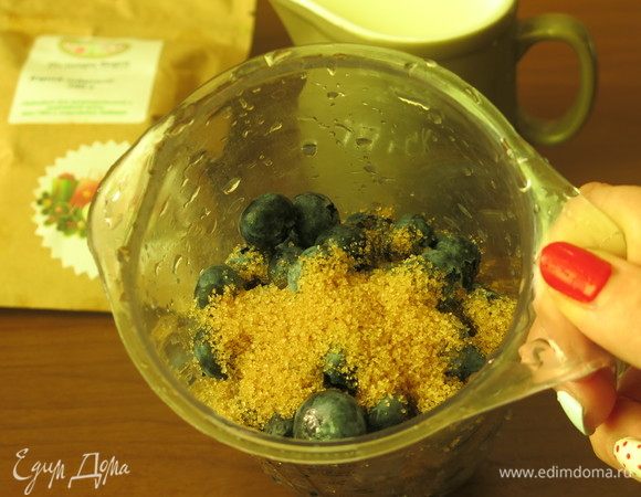 В чашу блендера кладем ягоды и сахар.