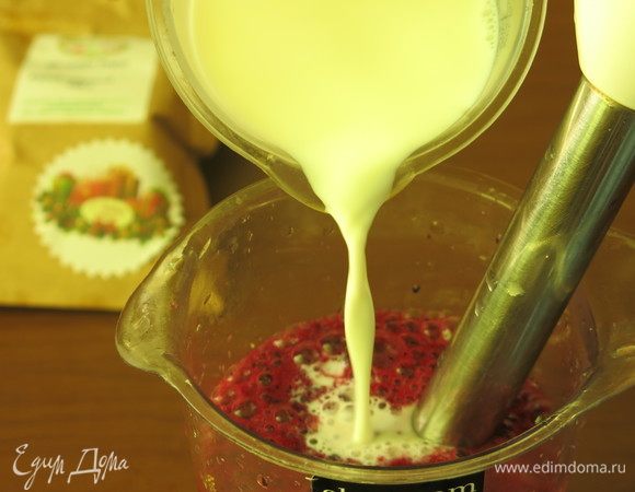 Наливаем молоко, взбиваем.