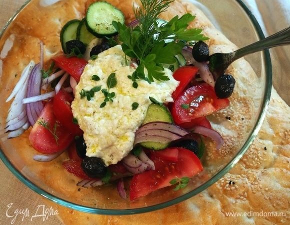 Полить салат йогуртовым соусом и посыпать орегано. Если у вас нет орегано, то подойдет любая другая свежая зелень.