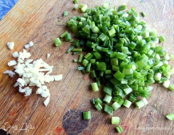 Порубить лук, чеснок.