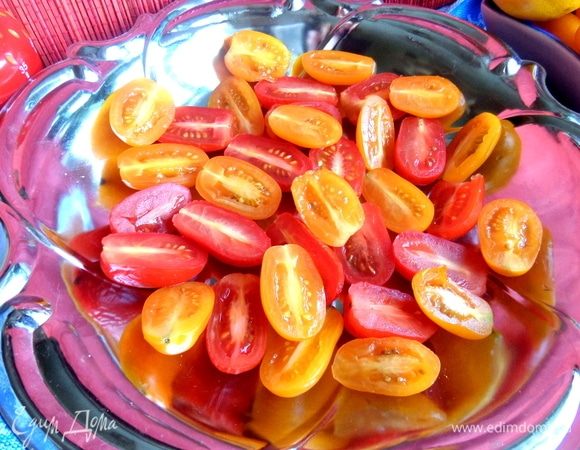 Распределить помидоры по дну общей тарелки.