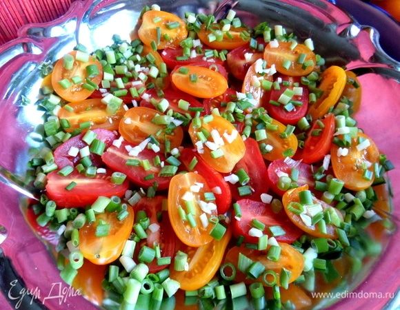 Посыпать зеленым луком и чесноком.