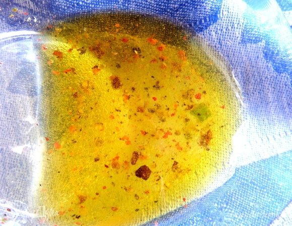 Смешать заправку.