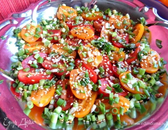 Посыпать обжаренным кунжутом. У меня еще в составе семечек лен и подсолнечника семечки. И чуть покрошила листиков базилика.