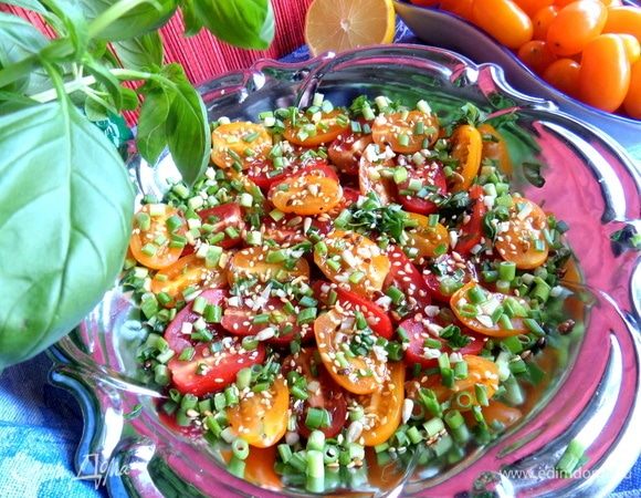 Сразу подаем салатик.