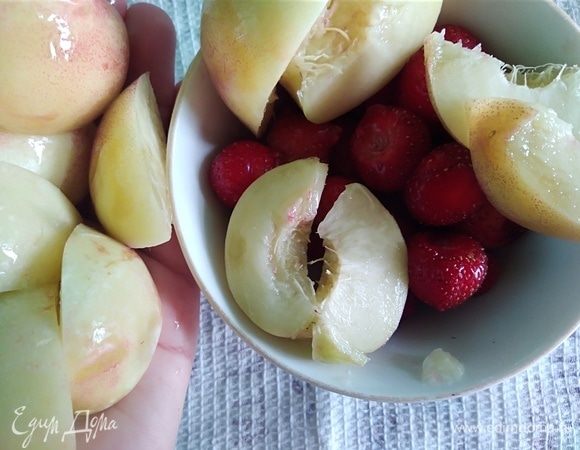 Фрукты-ягоды хорошо вымыть, удалить хвостики и косточки. Нектарин нарезать кусочками.