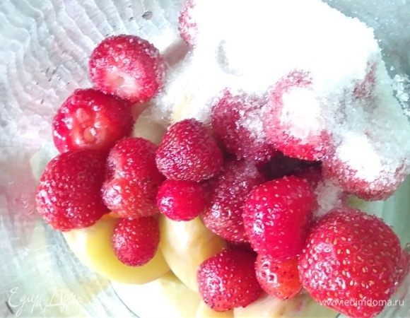 Приготовить банку, поместить в нее фрукты и сахар.