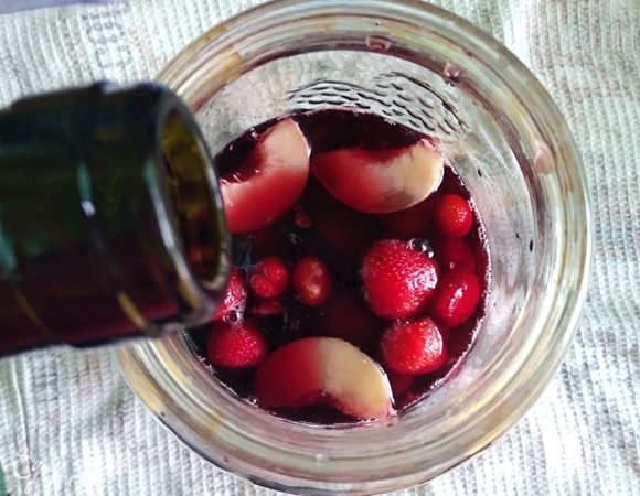 Залить вином. У меня было красное столовое полусладкое. Хорошо перемешать, стараясь не повредить ягоды.
