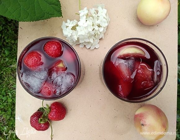 Разлить по бокалам, по желанию, добавить лед. Приятный прохладный напиток готов!