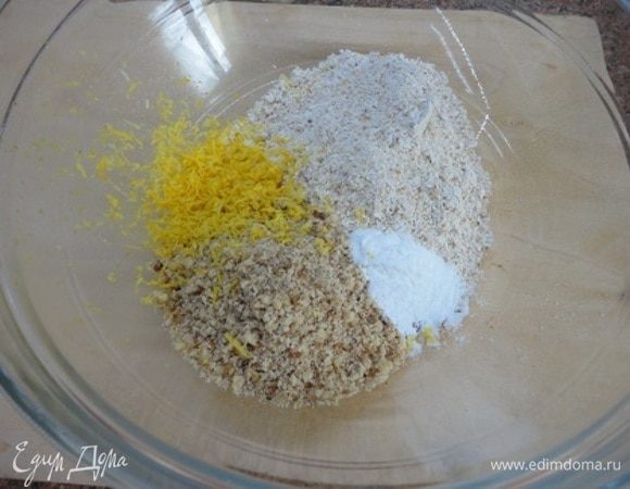 Хлопья пробить миксером до муки. Грецкие орехи измельчить. Добавить к овсяной муке, также добавить разрыхлитель и цедру половины или целого лимона. Если не любите цедру, добавьте ваниль или корицу. Перемешать.