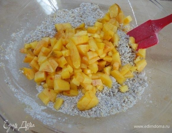 Включаем духовку для разогрева до 170°C. Персик у меня был большой, весом 230 г. Без косточки и кожицы получилось 200 г. Нарезаем кубиками и перемешиваем с сухими ингредиентами.