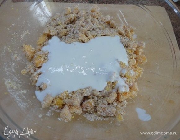 Добавляем кефир (или нежирную сметану) и еще раз перемешиваем.