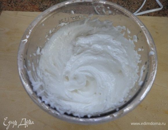 В белки для страховки я всегда добавляю лимонный сок, около 0,5–1 ч. л. Взбиваем до крепких пиков, частями добавляя сахар. Белки осторожными движениями вводим в тесто.