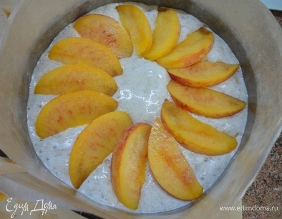 Выливаем тесто в форму. Еще раз обращаю внимание, что украшательство отягощает это тесто. Я даже «нарастила» бортики с помощью бумаги — тесто хорошо поднимается. Выпекаем 40 минут.