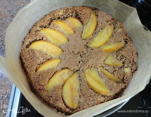 Пирог хоть и осел, но остался воздушным и сочным. Не очень симпатичный снаружи, но вкусный внутри.